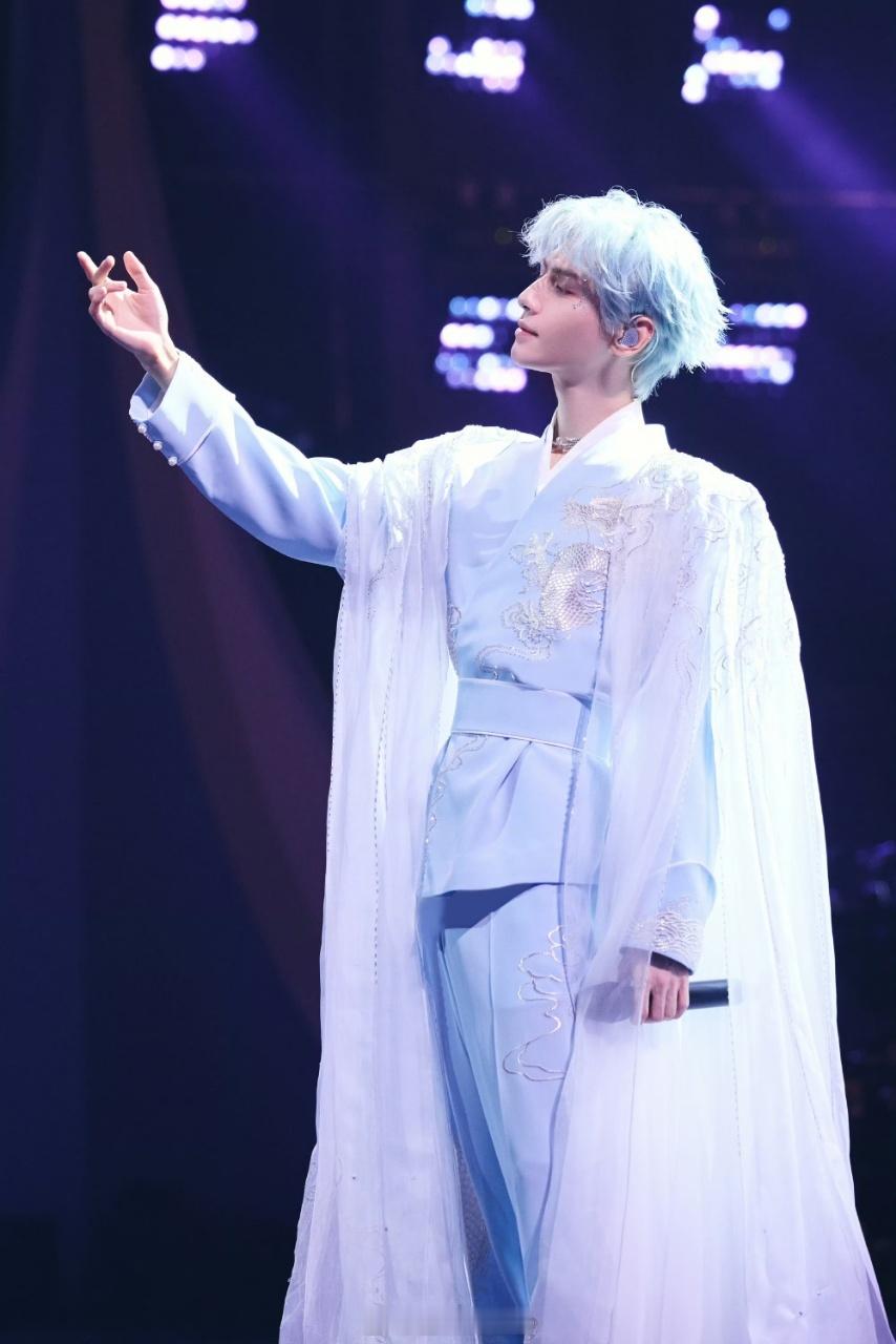罗云熙发了去年演唱会拍立得罗云熙520卡点营业 谁还没看到罗云熙今天的520营业
