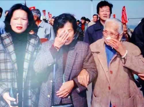 1949年，一对夫妻收到命令逃往台湾，将3个月大的儿子留在了大陆。40年后，女子