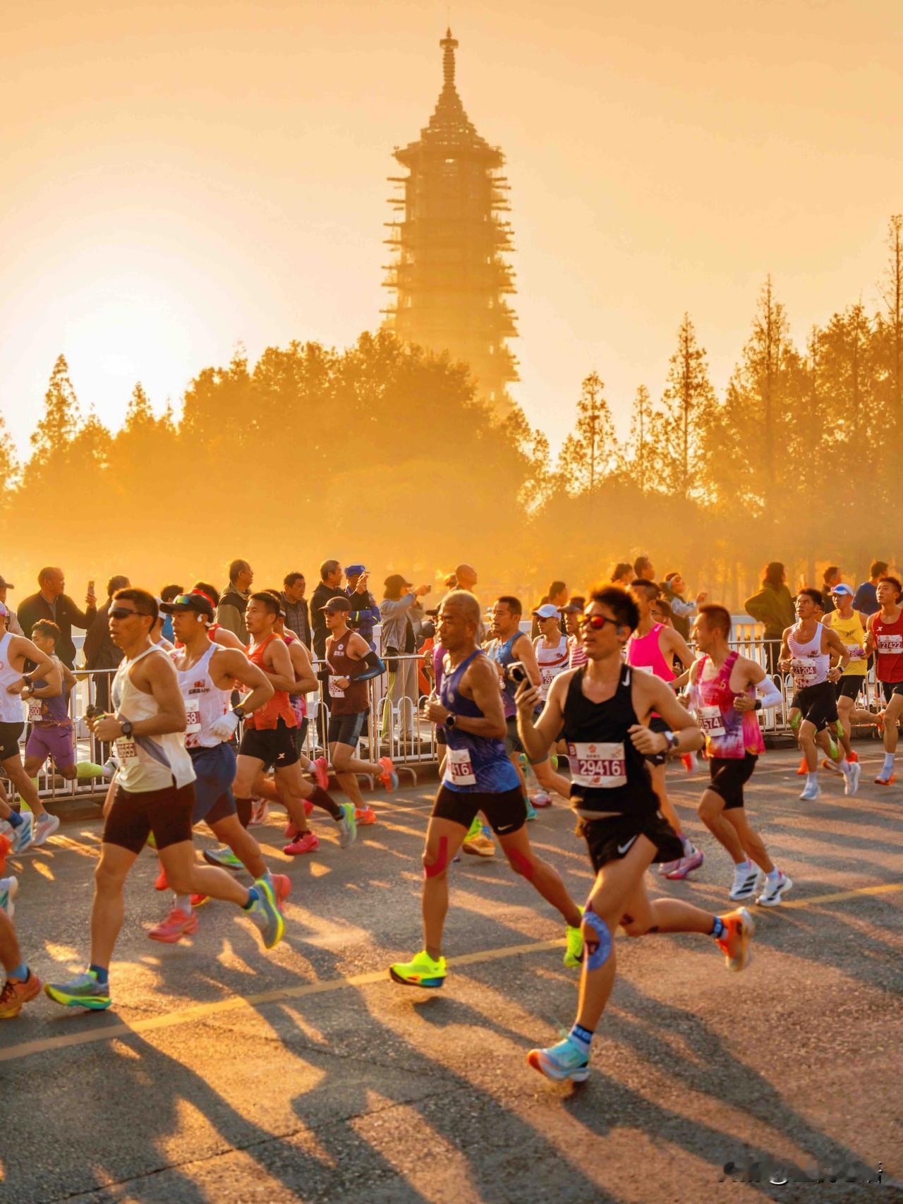 昨天的南京马拉松这天也太燃了吧😭

天还没亮，街头就挤满了人，
比早高峰还热闹