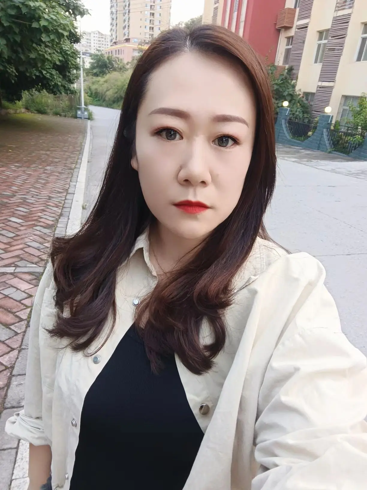 年过四十不青春，独来独往不合群。 非是生来性孤僻，厌倦江湖套路深。 我...