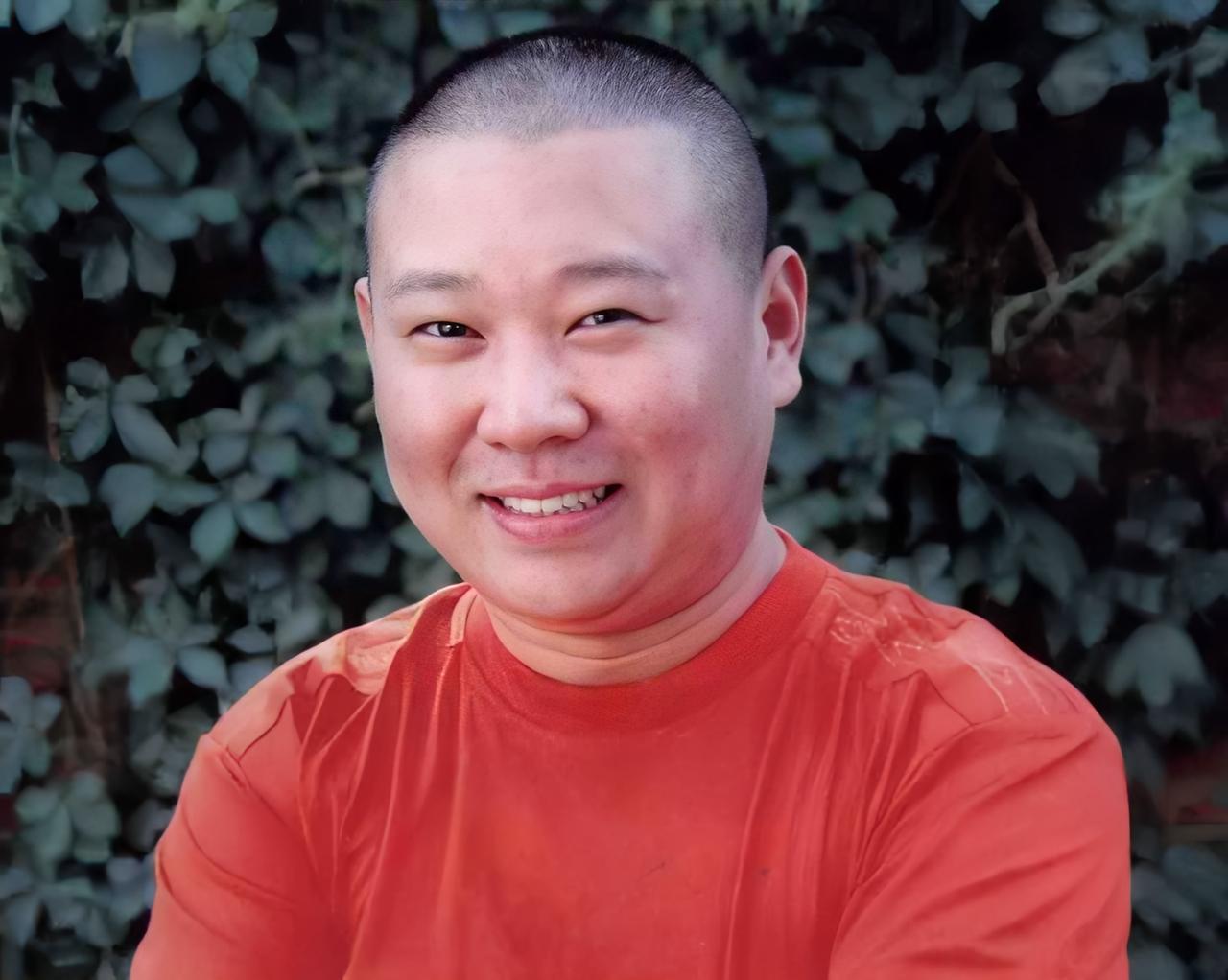 有人问，中国相声界是不是没落了？马季好半天没有说话。这个问题太沉重，又太直接了，