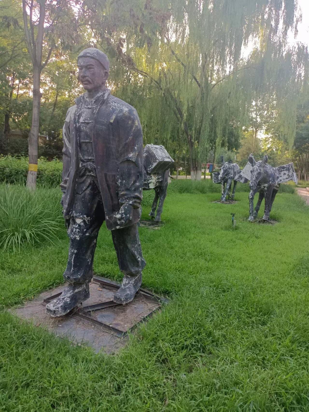 严龙宁：骡铃声声……

        随着一串清脆的骡铃声响，一阵尘土飞扬，一