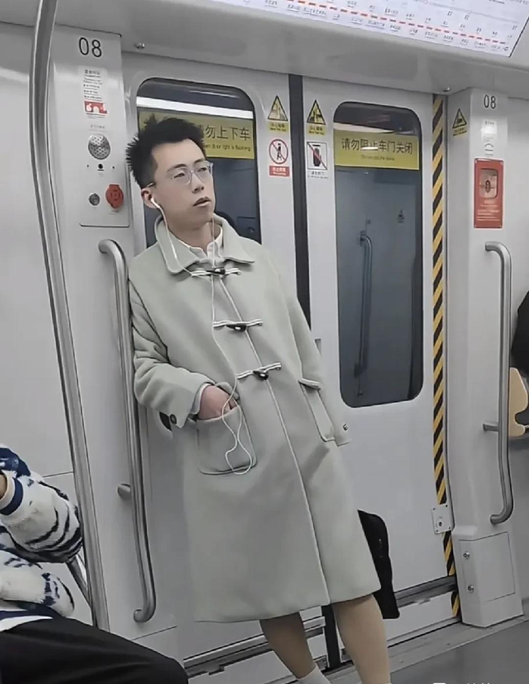 我真的没有看明白，为什么要这样穿呢?
感觉一点不好看啊，肯定是个男的吧！
