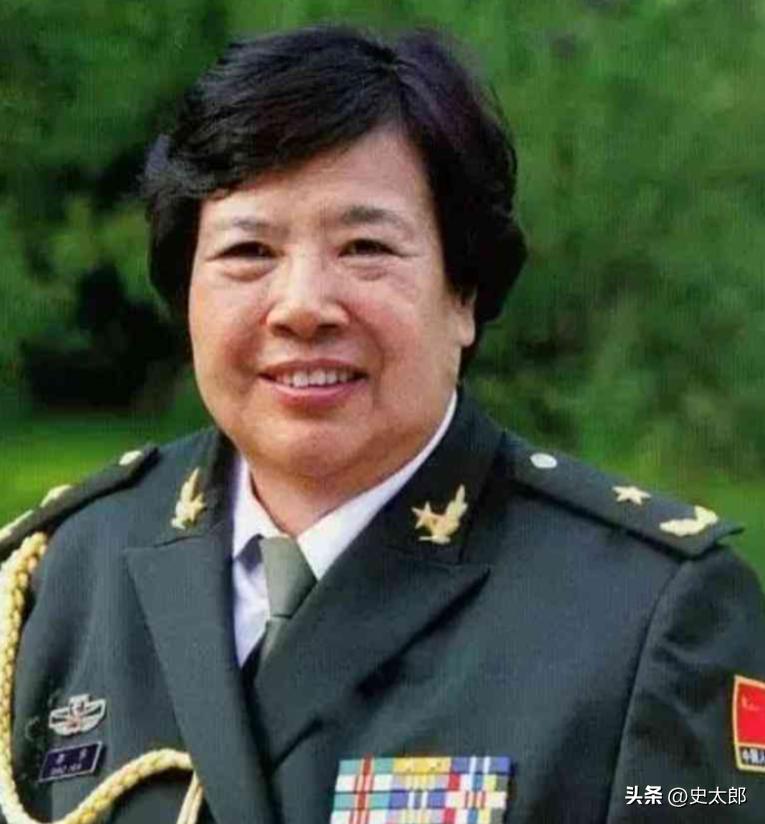 2008年盛夏，北京301医院的病房寂静无声，冰冷的医疗仪器滴答作响，交织着岁月
