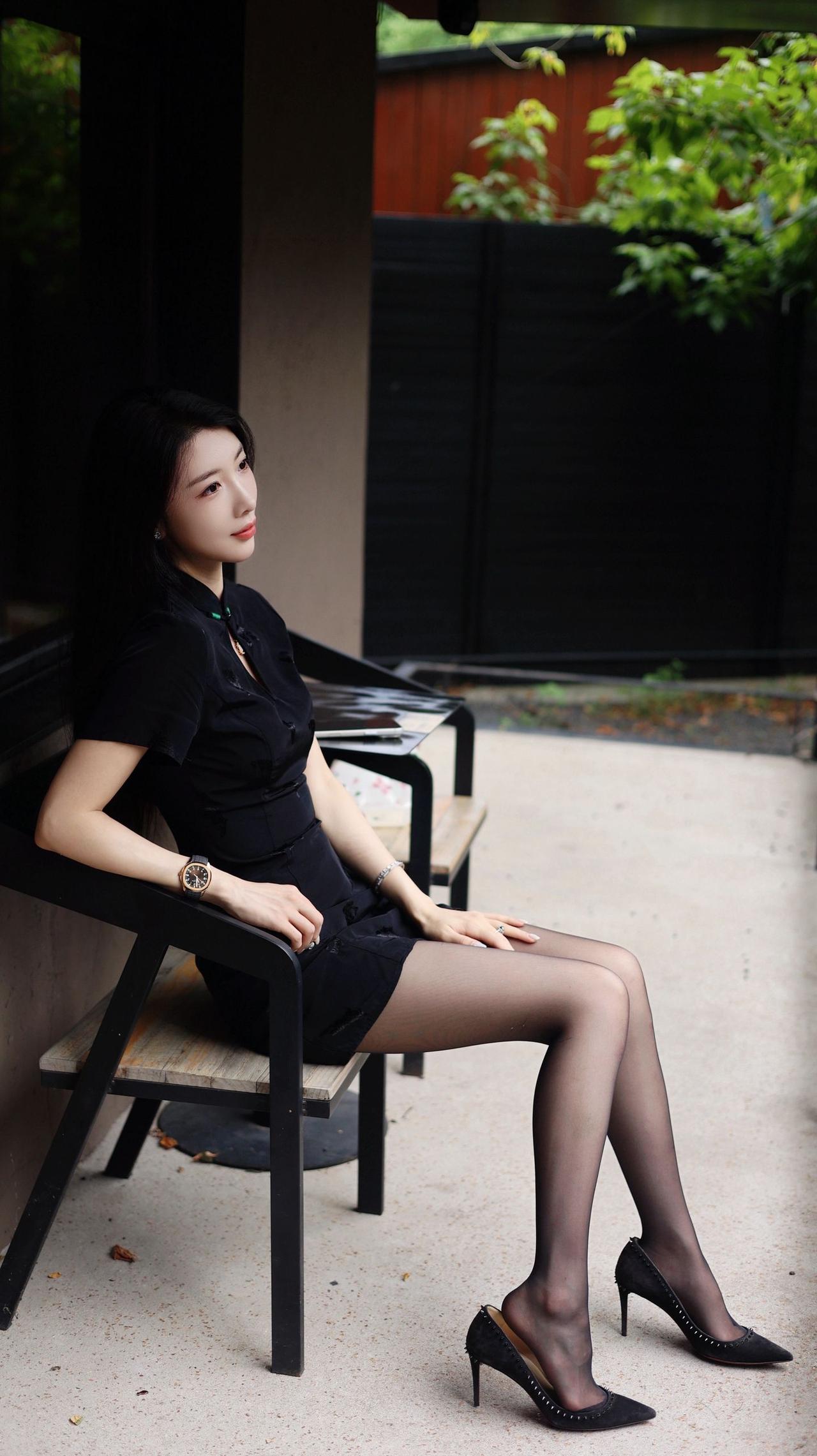 什么样的女人最令人着迷一袭黑旗袍，糅合东方韵味与摩登气场，安静落座，自带不动声色