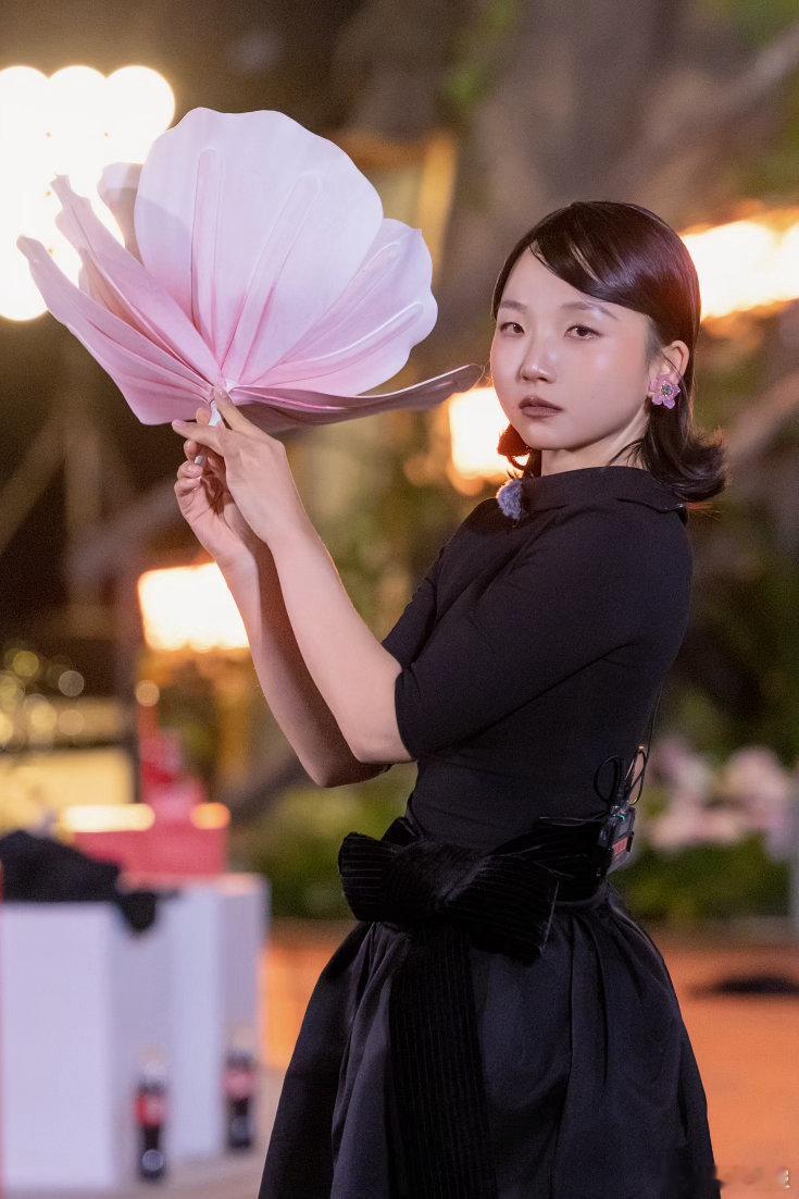 李嘉琦桃花坞新中式大片李嘉琦新中式大片草木为景，国风为衣，李嘉琦在桃花坞完成一场
