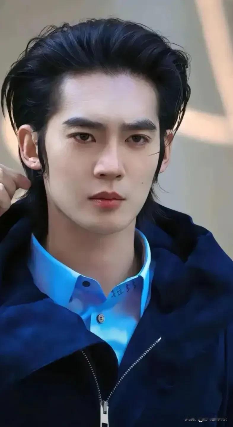 于适在《镖人》电影里演的“竖”，可太有意思了。这角色神秘兮兮的，被刀马从大漠里救