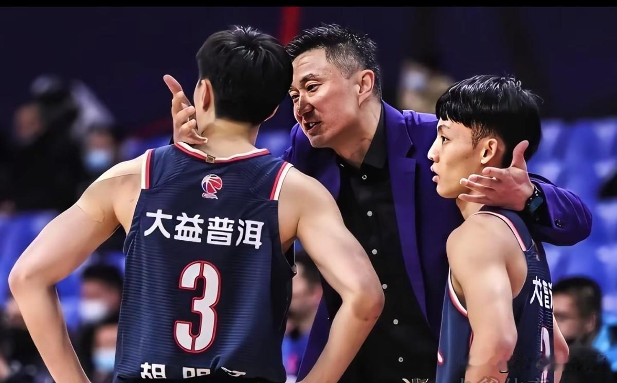已经磨合7个赛季的徐杰与胡明轩，新赛季要面临新的改变。
    徐杰与胡明轩已经