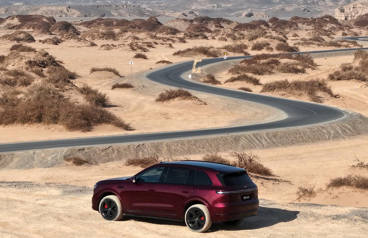 别再纠结门把手!全新问界M7用实力告诉你什么叫平衡
最近总刷到汽车门把手的争论,