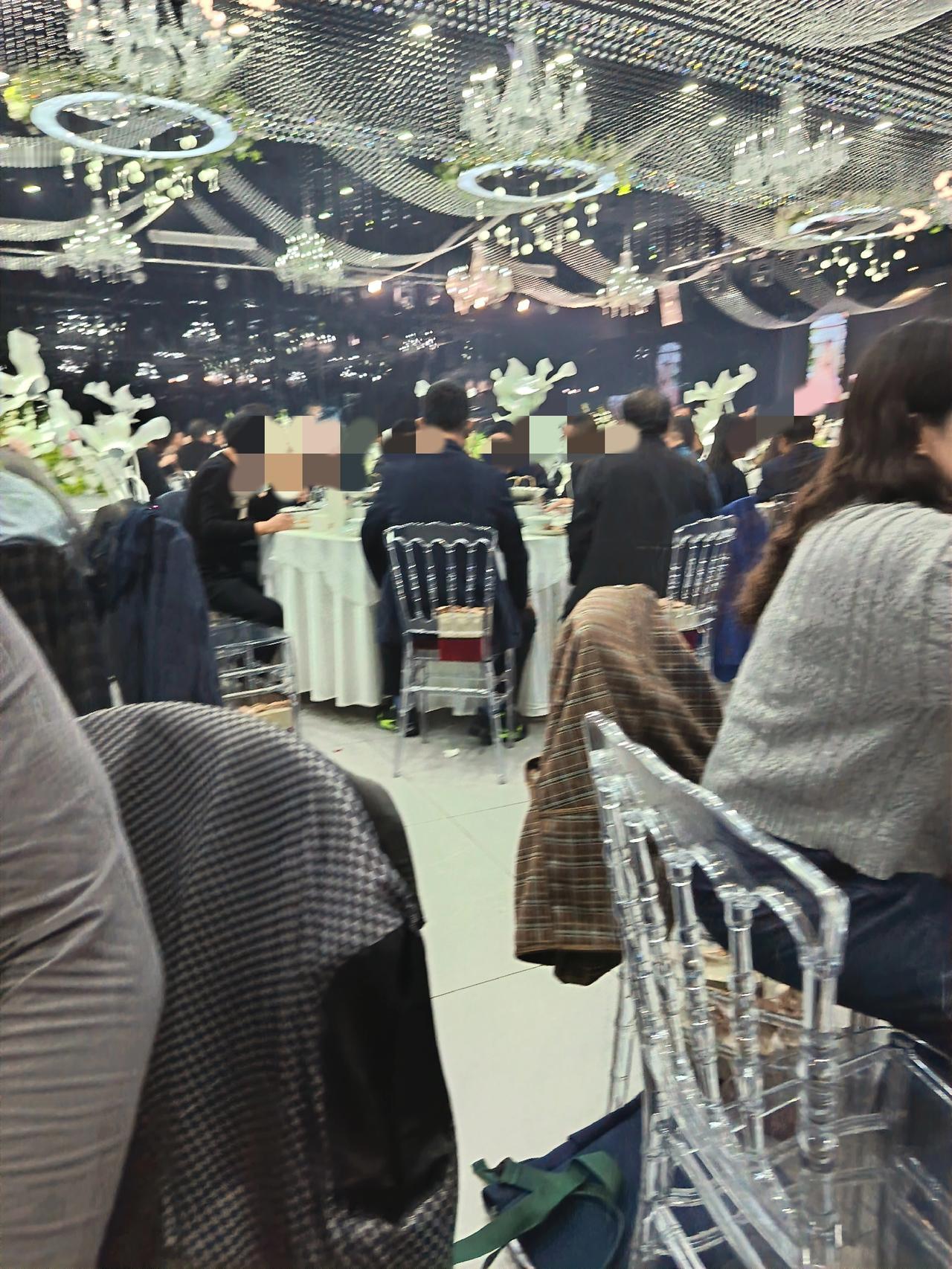 现在这婚礼排场，简直就是气派！

迎亲车辆一式儿的排开，啥车名我叫不出来，反正主