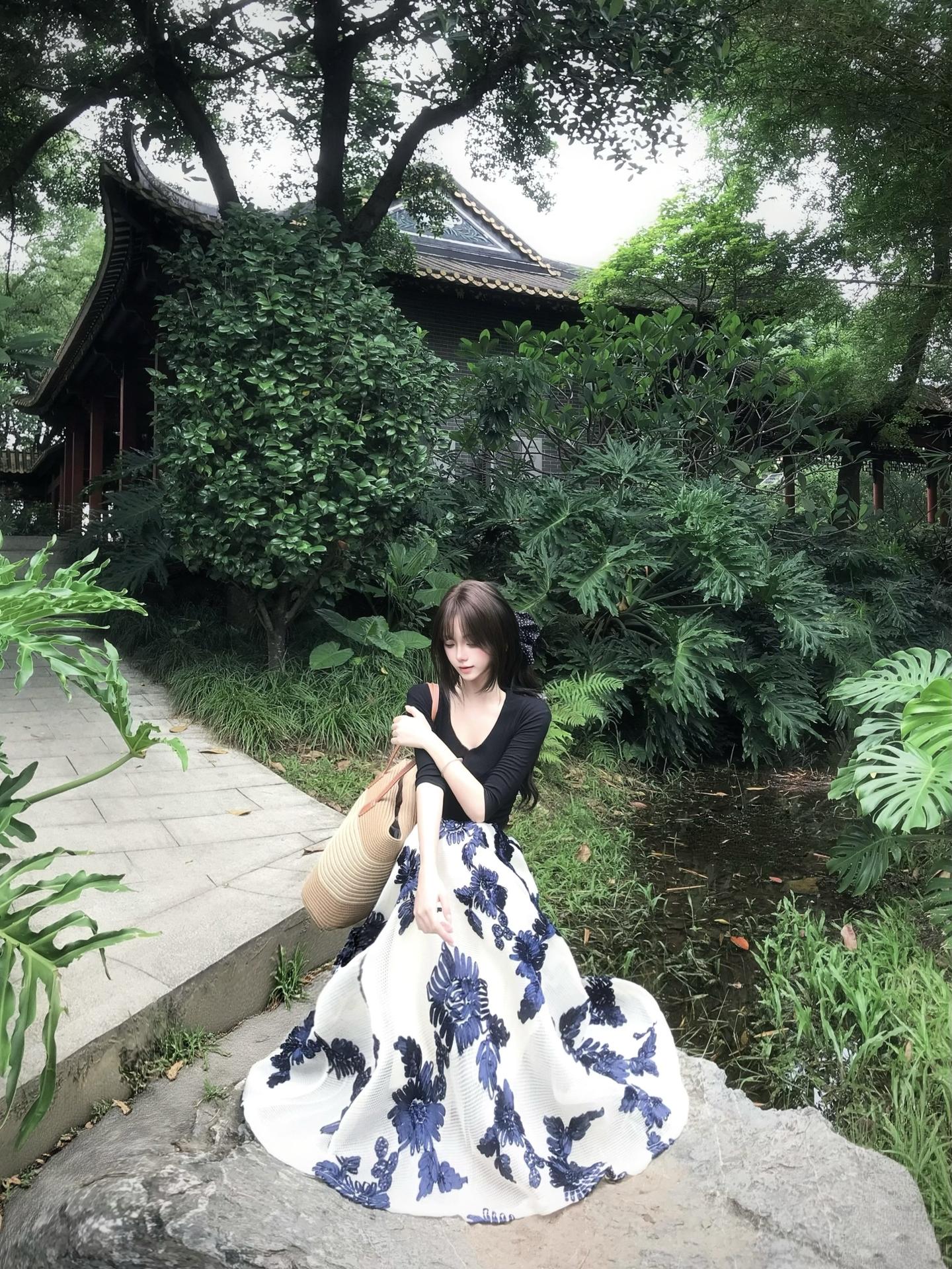 残月如勾冷落着清秋 亦如我年少不懂冷落你温柔