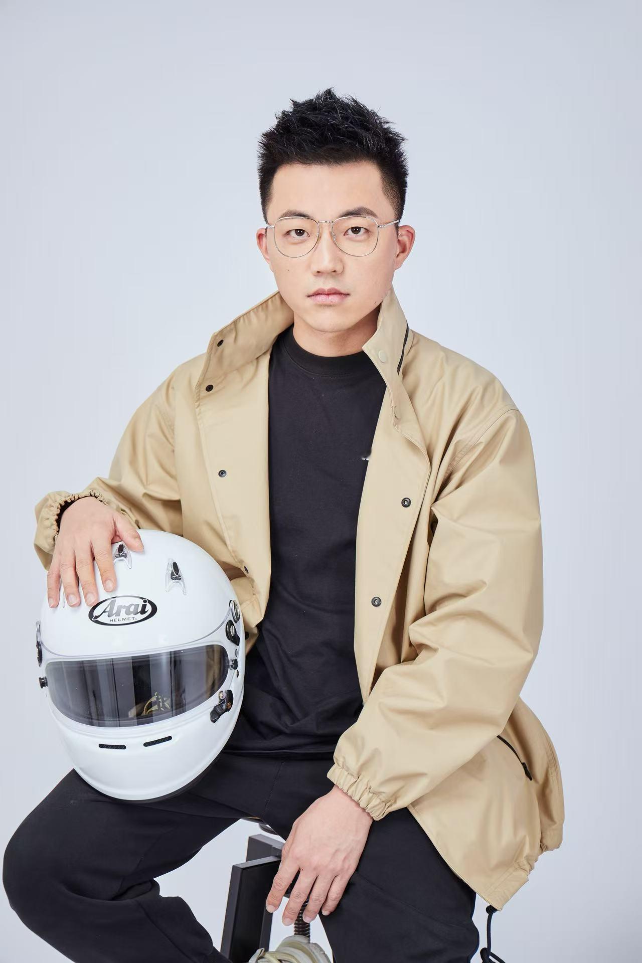 准备重新去拍一组形象照这个照片好像之前 22年拍的。这样子，大家就能看到我现在帅