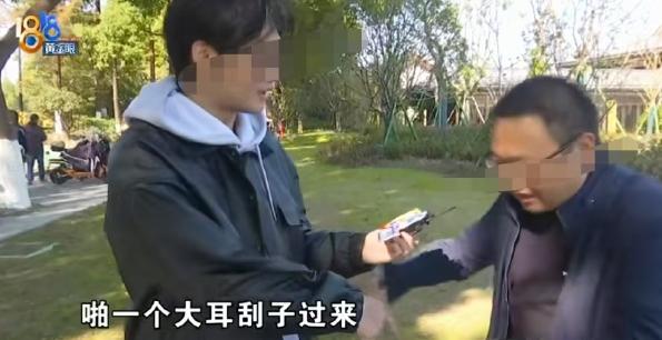 浙江绍兴，男子和朋友一起去景区玩，排队期间前面有人插队，男子愤愤说了句：真没素质