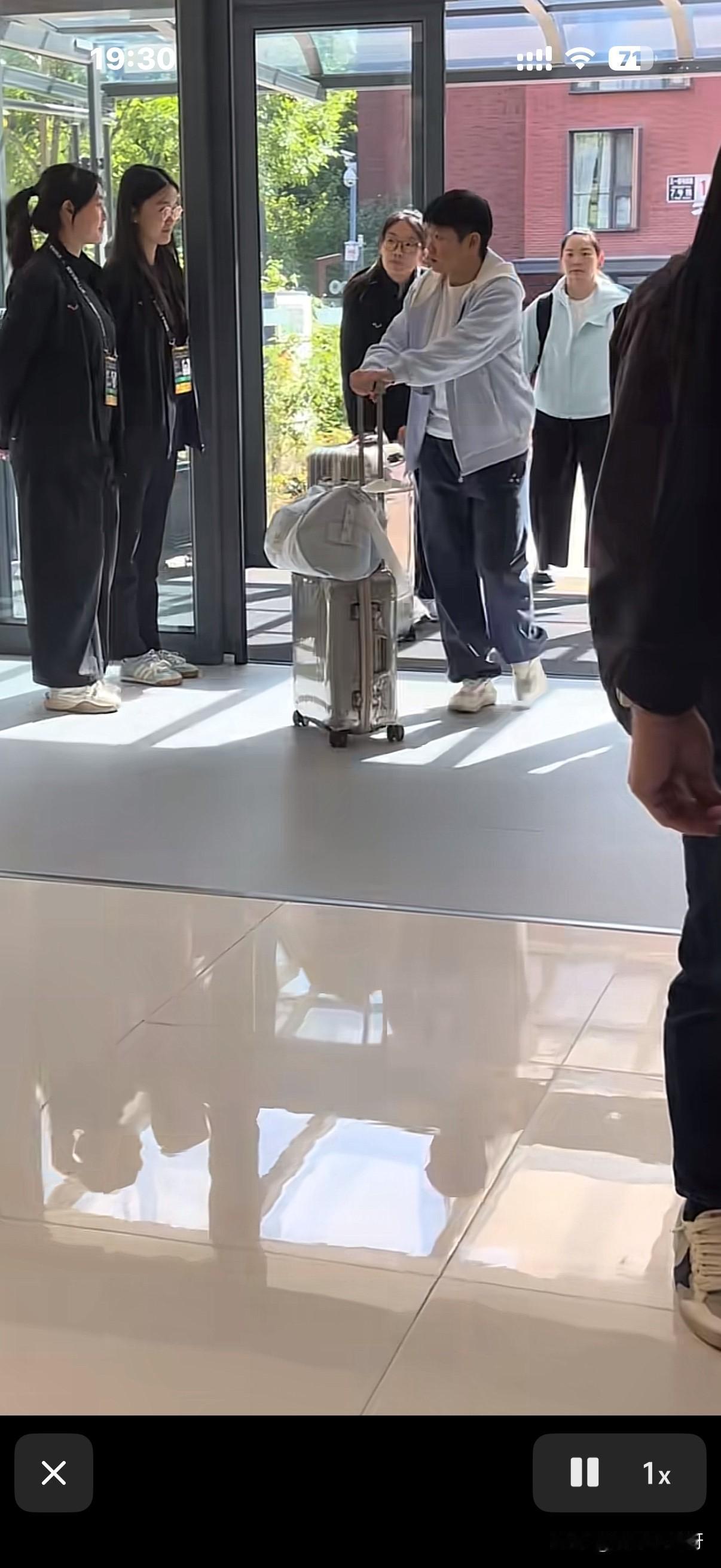 莎莎真的太难了，又要打削球了！
没抽签前，就有人说不给莎莎退赛，就是为了打削球，