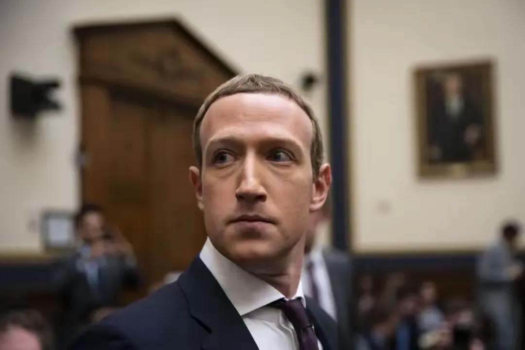 扎克伯格应该很早就知道懂王要入主白宫了，直接就滑跪了。虽然以前懂王说要收拾他，但