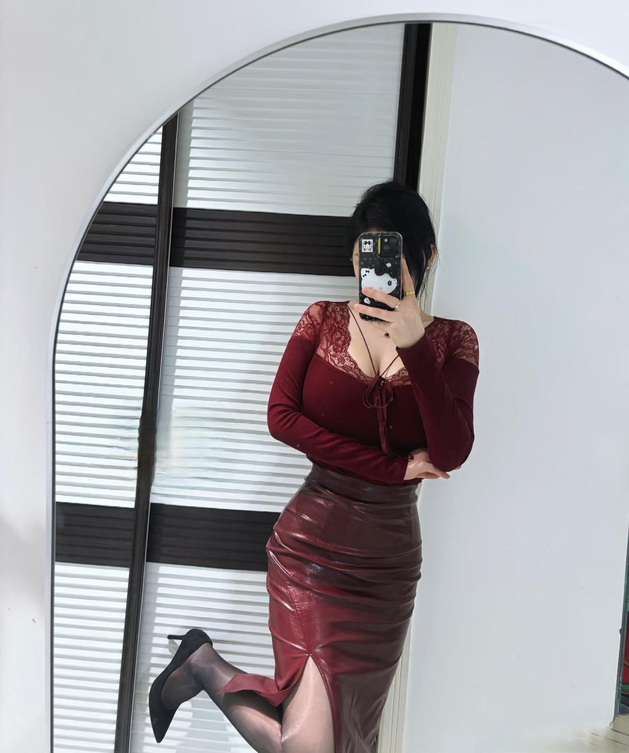 站在镜子前，看着这身酒红色穿搭，有点小满意。上衣蕾丝拼接，隐隐约约的性感，系带设