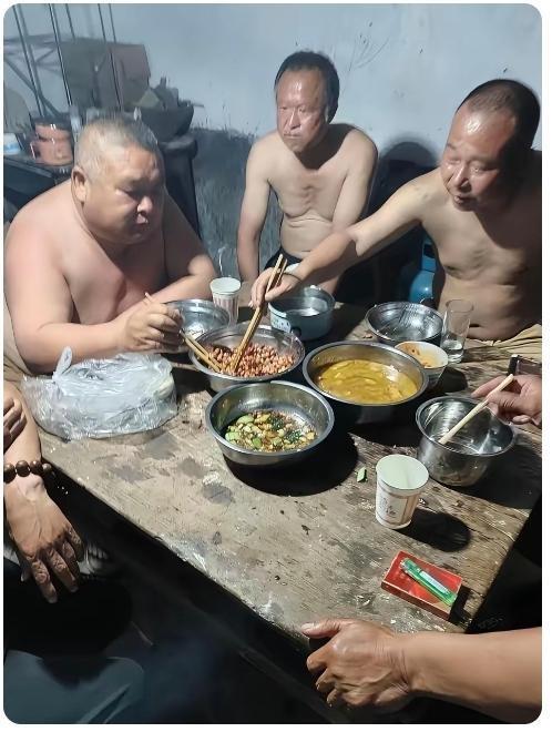 粗茶淡饭吃出“心满意足”；吃出“满心欢喜”；吃出“心安理得”！农民工的日子，过得