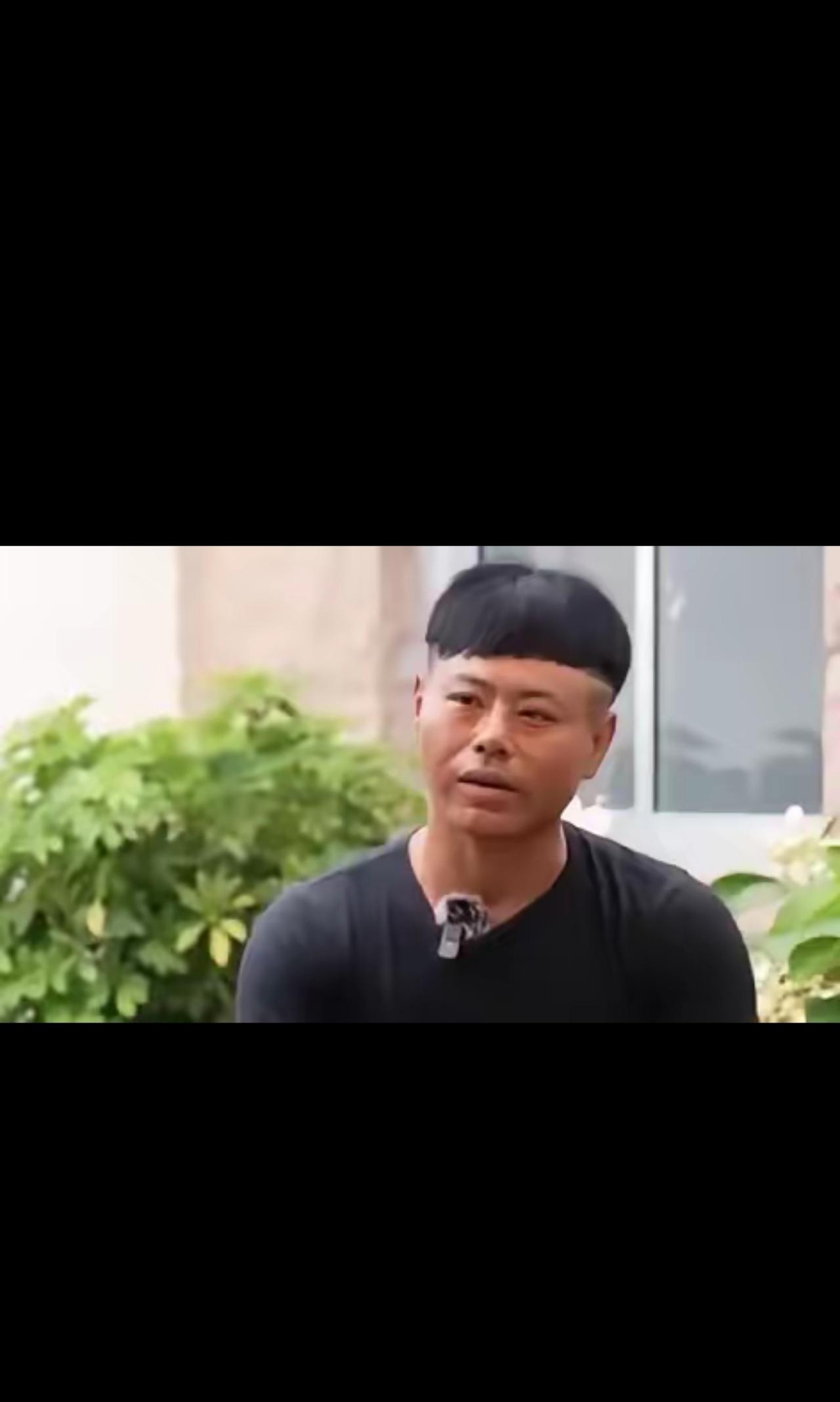 山东威海，一家三口去海边玩，父子俩不慎被海浪卷走，母亲急得大喊：“有人会游泳吗？