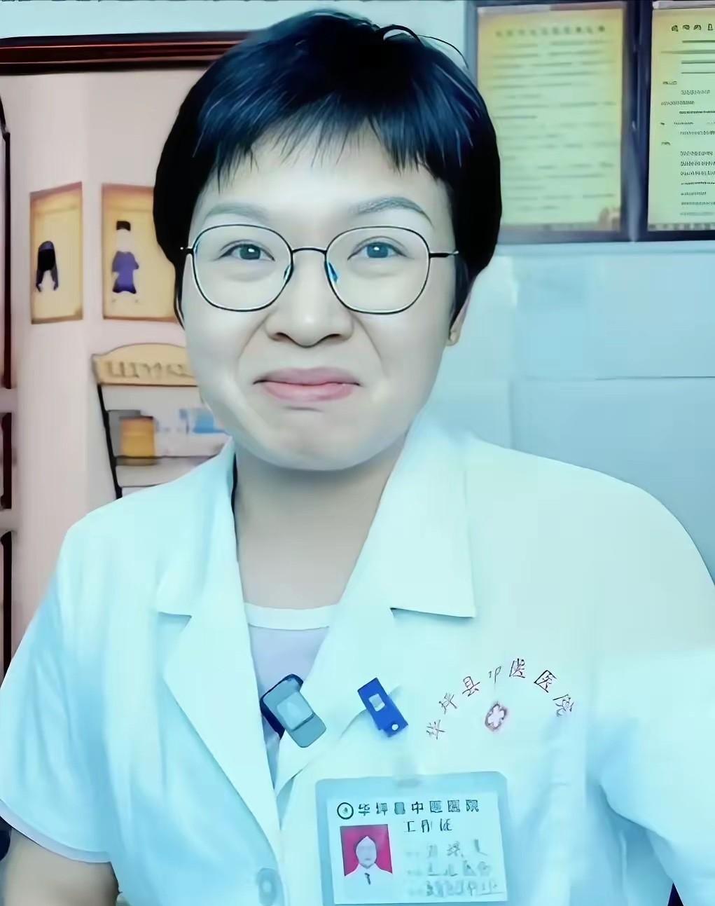 当年被张桂梅死死拽住不让退学换彩礼的贫家女孩刘琪美，如今穿着白大褂站在县医院里，