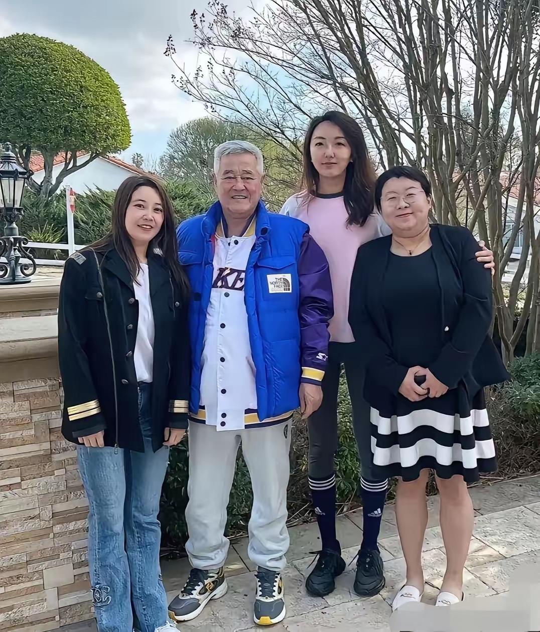 你们认识这位男士吗？
他的肚子那么大，和三位美女站在一起就像是老爷爷似的，显得格
