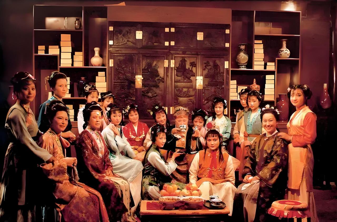 一场架，照出了整个贾府的倾颓

赵姨娘与芳官的那场厮打，是《红楼梦》里最刺目的一