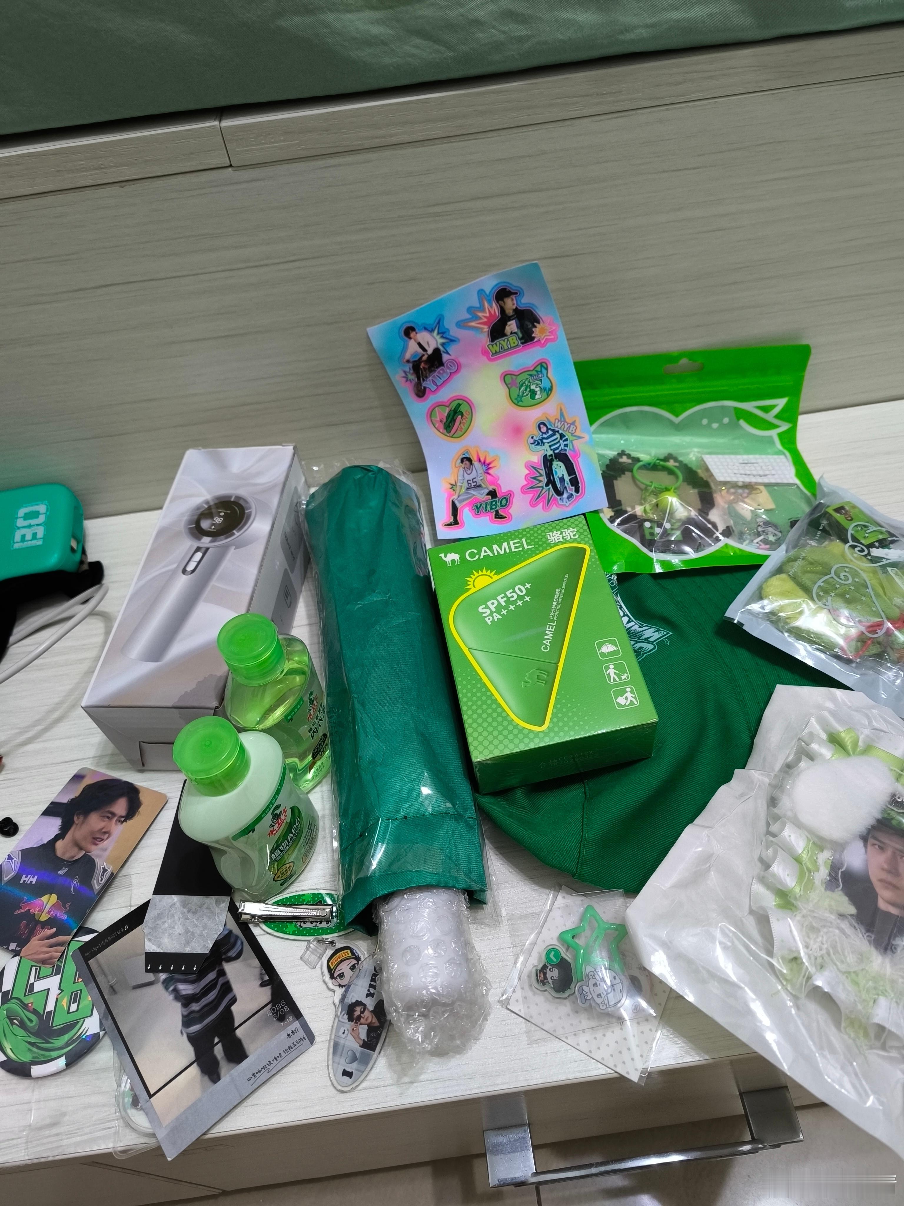 开心开心这次去珠海，收到了好多好好看，好可爱的小礼物王一博  丨王一博珠海赛场