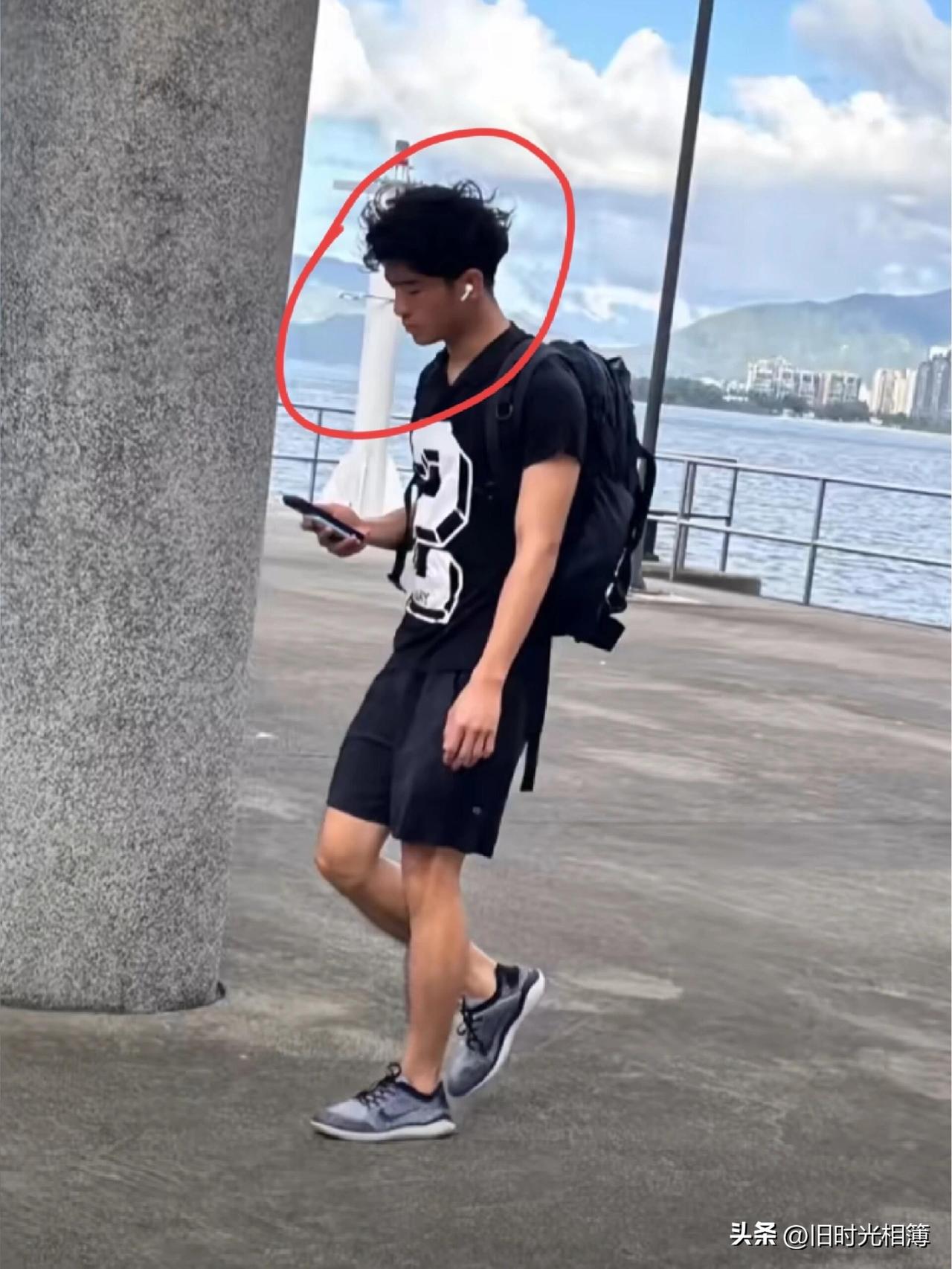谢霆锋儿子大变样！街头埋头赶路，一身卷发像爸，被曝将赴英读名校～～

香港街头偶