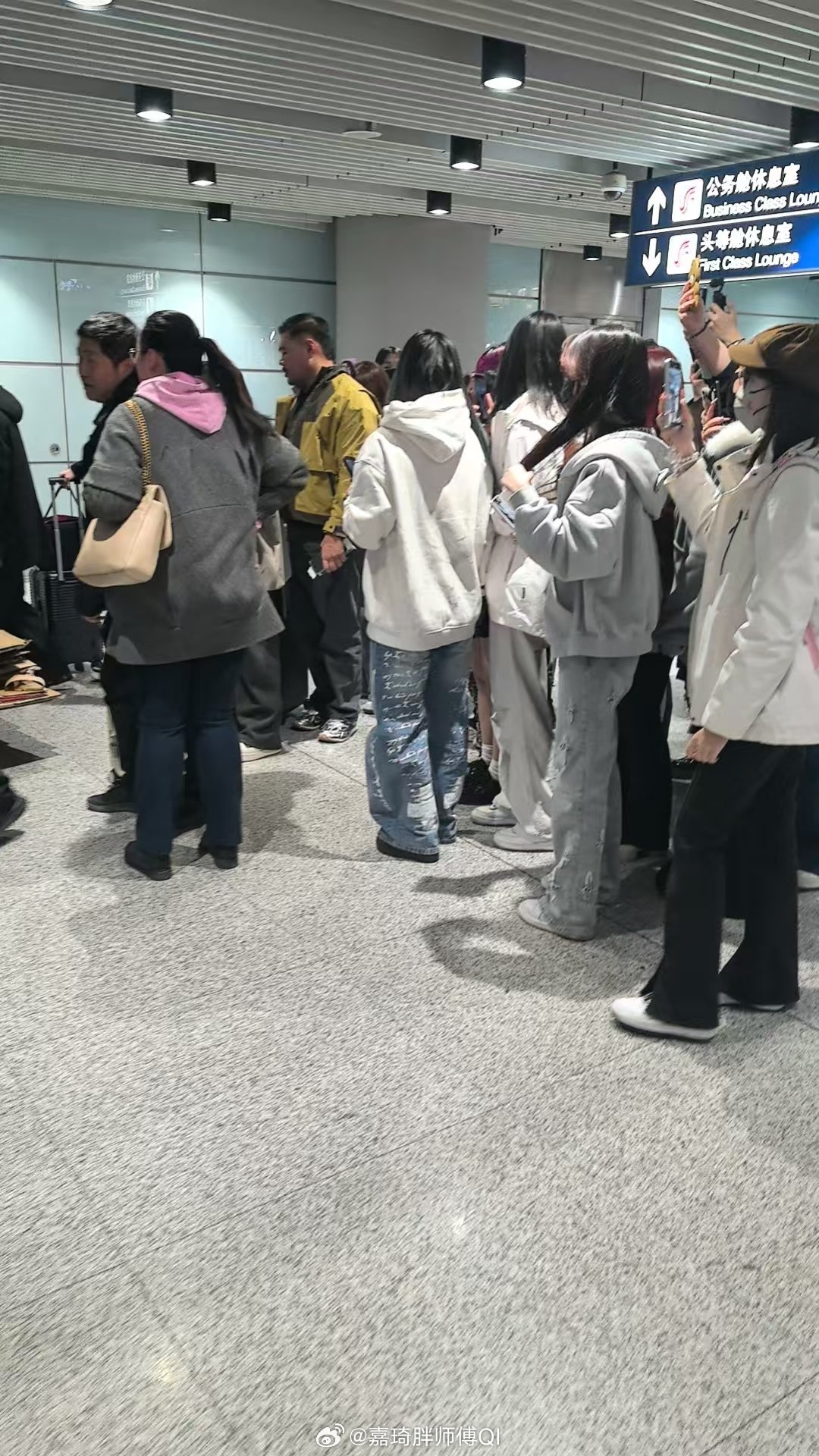 差点被撞一个跟头，这种不管不顾的饭圈文化真的让人厌恶生活手记