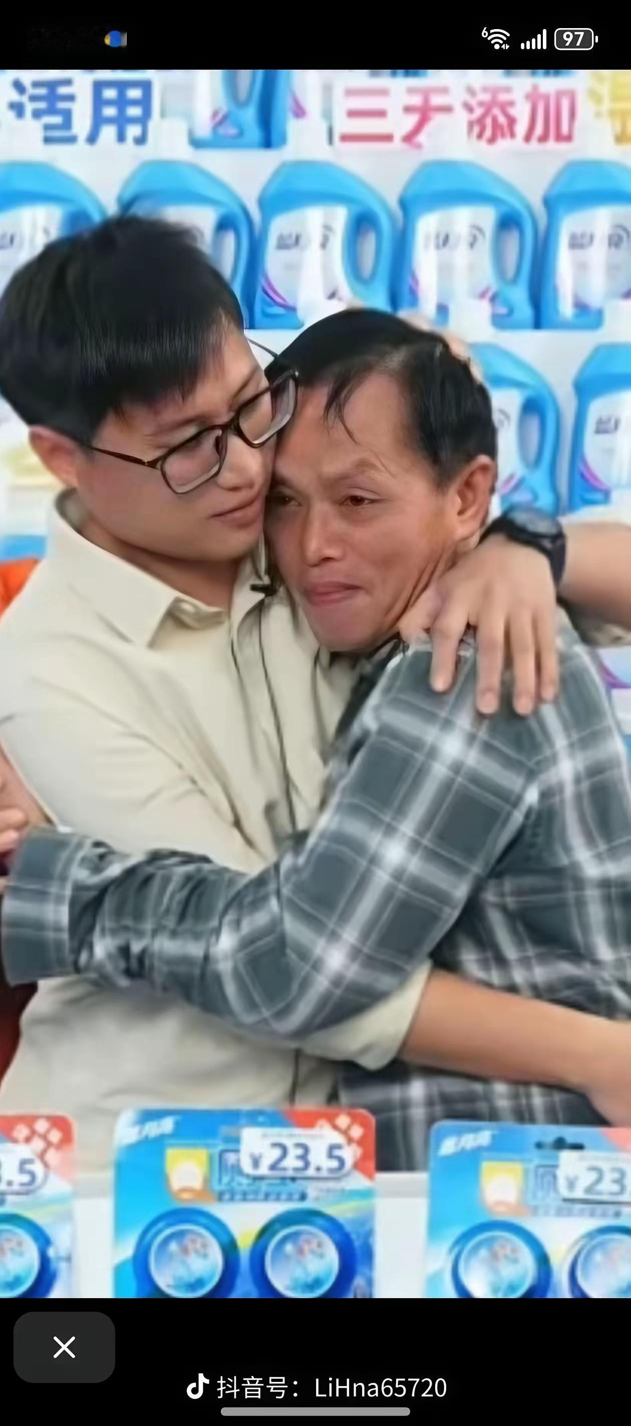 这何止是一场带货，倒不如说这是一次亲情的链接，直播间里，大家一起唱起了世上只有妈