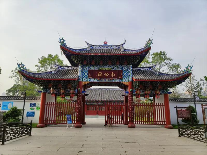天津这几个公园，赏花拍照堪称一绝！
睦南公园与五大道相邻，洋溢着浓郁的民国风情。