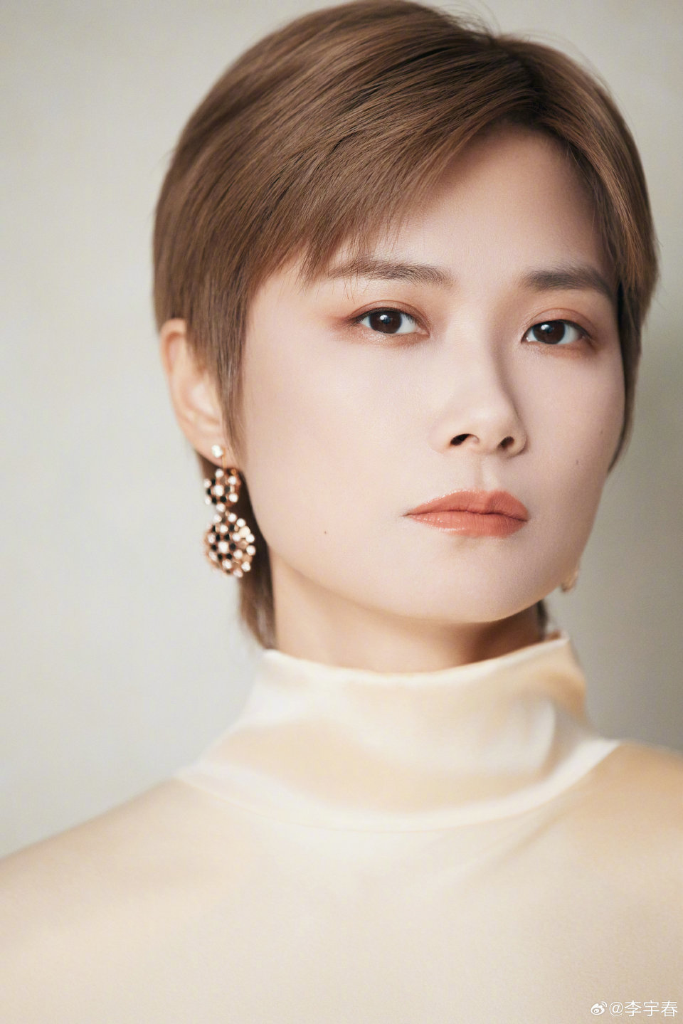 李宇春粤语版无价之姐A爆了还得是李宇春唱无价之姐沉浸式感受李宇春的舞台魅力，粤语