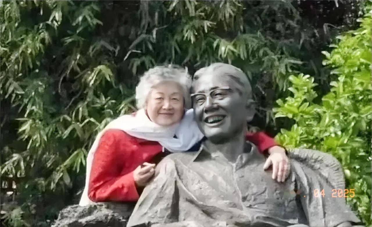 章含之女士与乔冠华塑像的合影，两人的感情还是很深的。