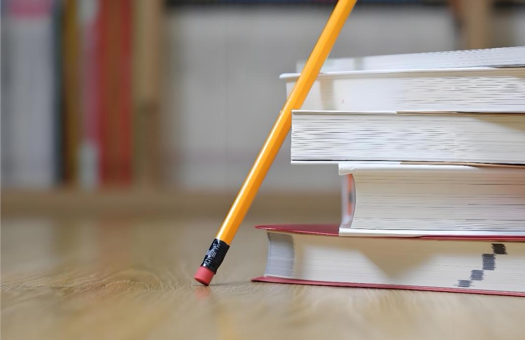 贾平凹老师说：“面对生活有机警之心，从事写作去寂寞之感。对现实生活、对社会一定要