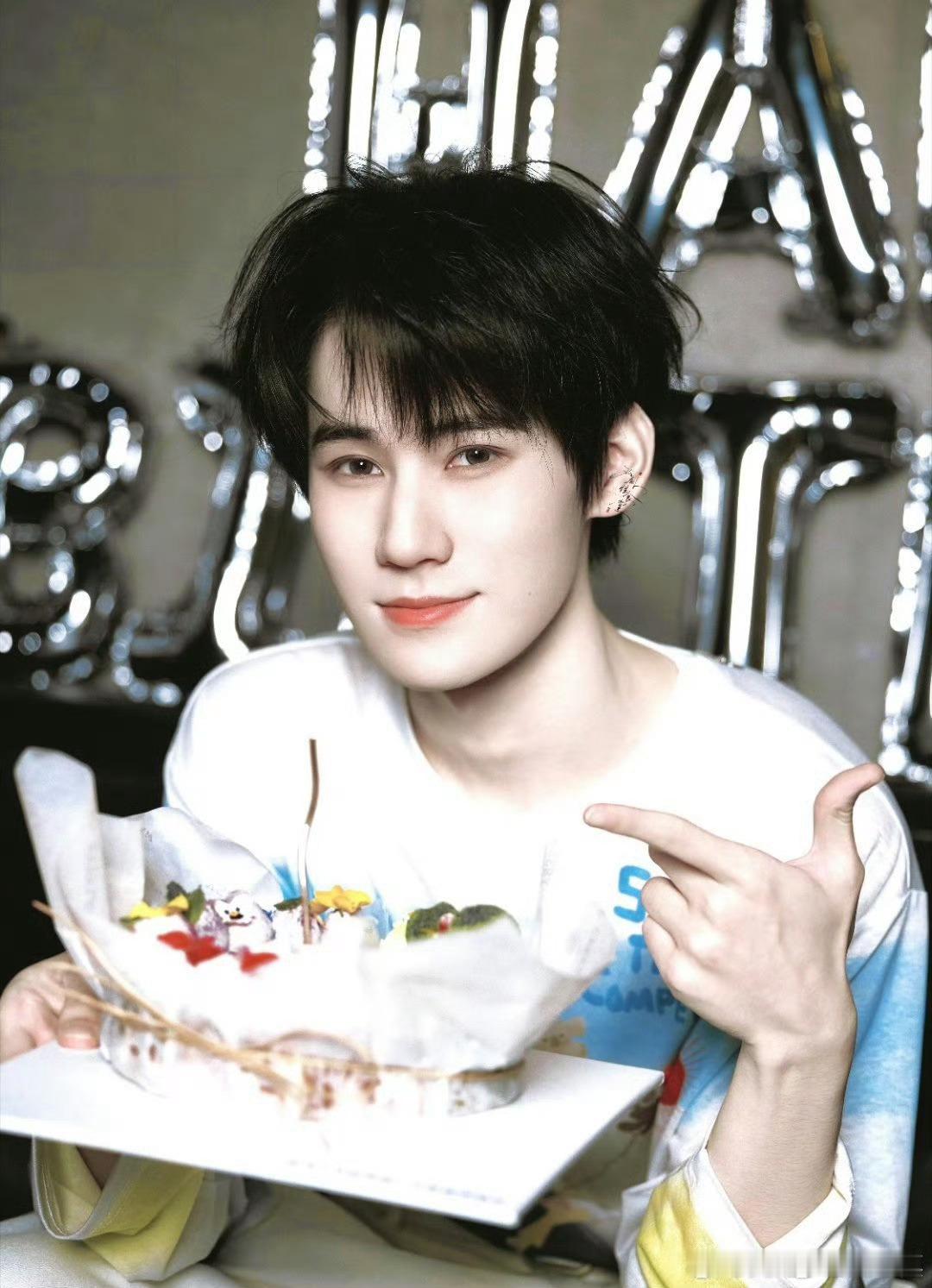 张真源它很犟所以得蘸酱全网超火趣味梗太洗脑，张真源温柔又倔强，骨子里自带一份执着