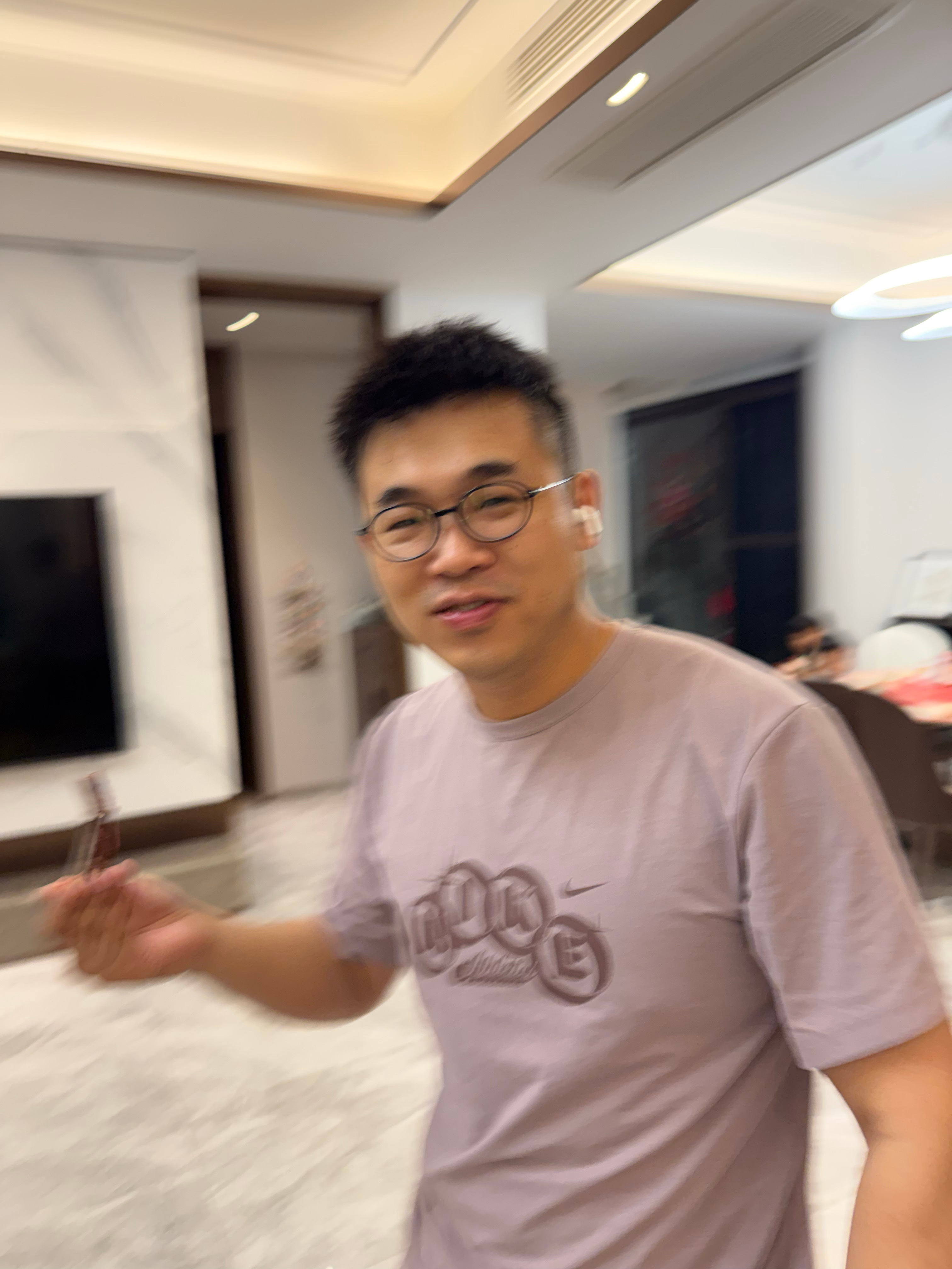 预判了他的预判，我就知道会逼我吃牛排，我就知道他会躲镜头人啊，年纪越大想的越开?