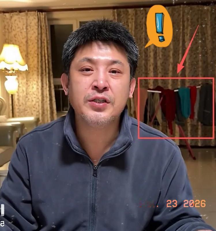 孙涛终于回应了闫学晶事件

但是我却发现

他身后这个小细节暴露了他现在真实的处