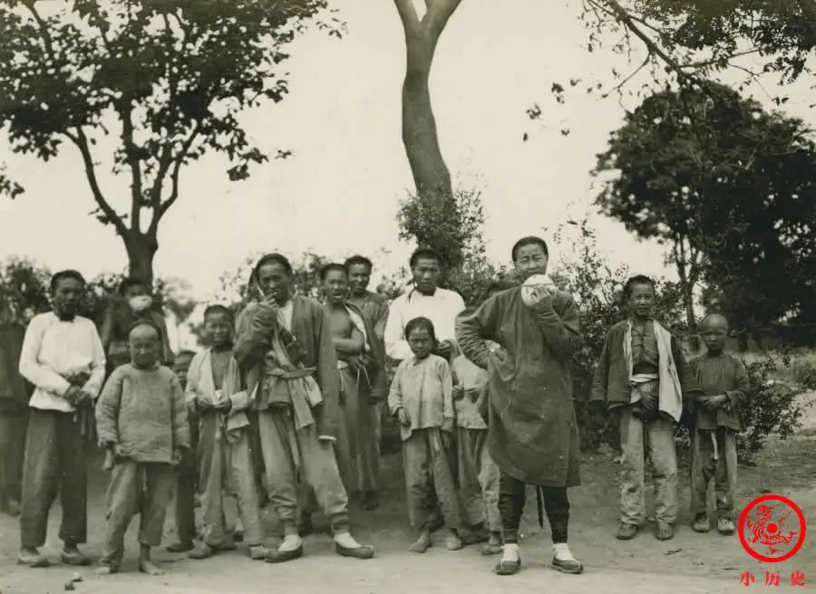 【晚晴老照片：农民吃完饭碗都舔干净】1909年，美国摄影师张伯伦（Thomas 