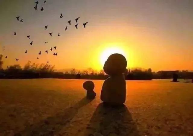 善变是每个人必得的一种病。年轻的时候，第一想追求爱情，第二喜欢装文艺；人到中年，