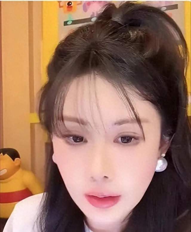 韦雪女儿上大学，陈平亲自护送，一头白发惹眼，老师差点认错