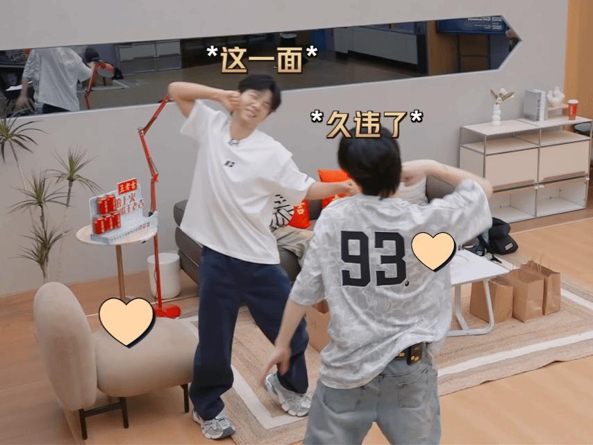 李承铉要把胡夏看进去了 说实话，李承铉真的太像一个“侦探”了，胡夏的一举一动都逃