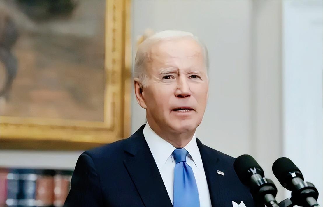 最近美国复活节活动中，特朗普给孩子签名时忍不住讽刺拜登连自己名字都写不了，出门全