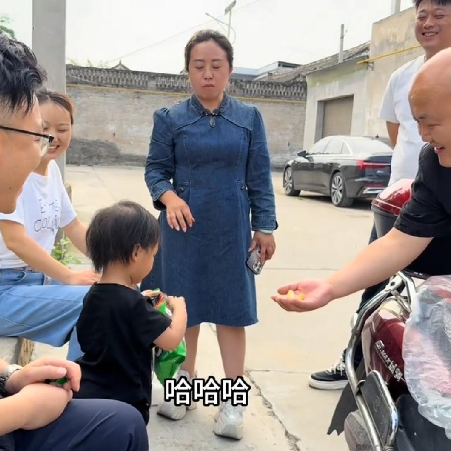 涛子和蜜准备装修在县城买的新房，今天去西安买厨具。二胖杨玛丽和雷同学夫妇也来了。