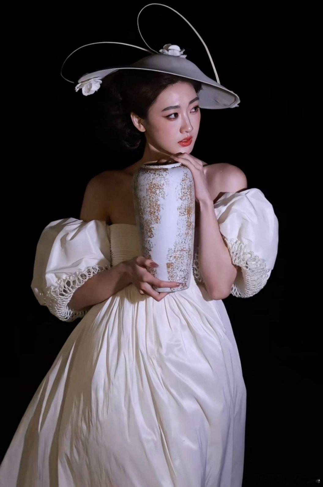 谁家的女娃～抱个花瓶都这么好