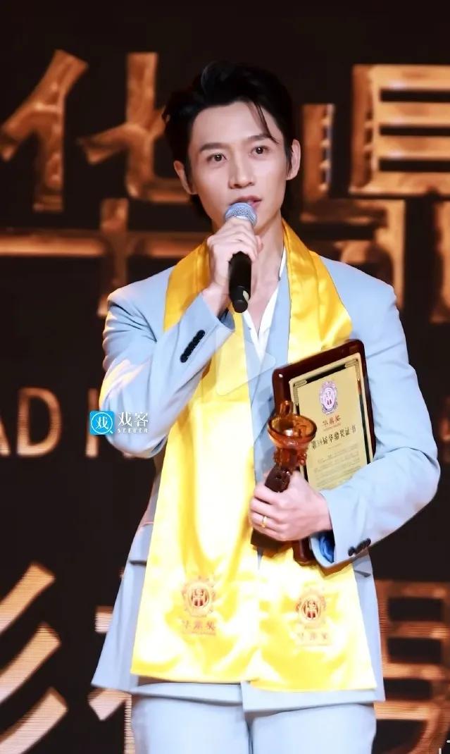 魏晨凭借《三大队》获华鼎奖最佳男主角，恭喜！ ​