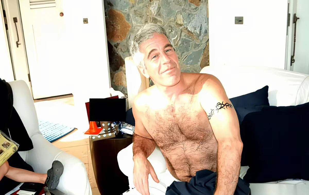 照片左下方穿黑色洞洞鞋的脚，
随意的搭在沙发扶手上，
分明就是一个小孩的腿和脚，