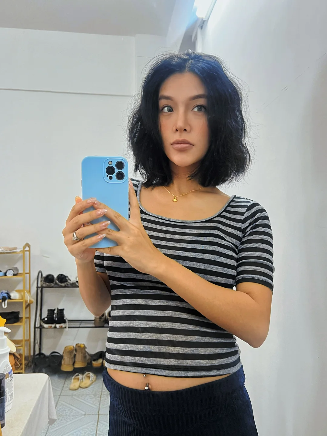 打脐钉的小麦色孕妇