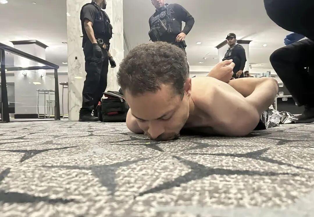 白宫晚宴枪击现场男子淡定拍照你怎么看以前只知道中国有淡定哥，没想到美国也藏着一群