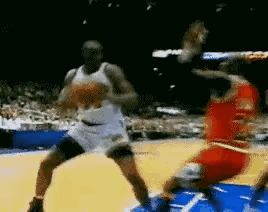 为啥乔丹的力量经常被球迷忽略？
其实，以前的NBA比赛给的转播镜头大多都是远景，