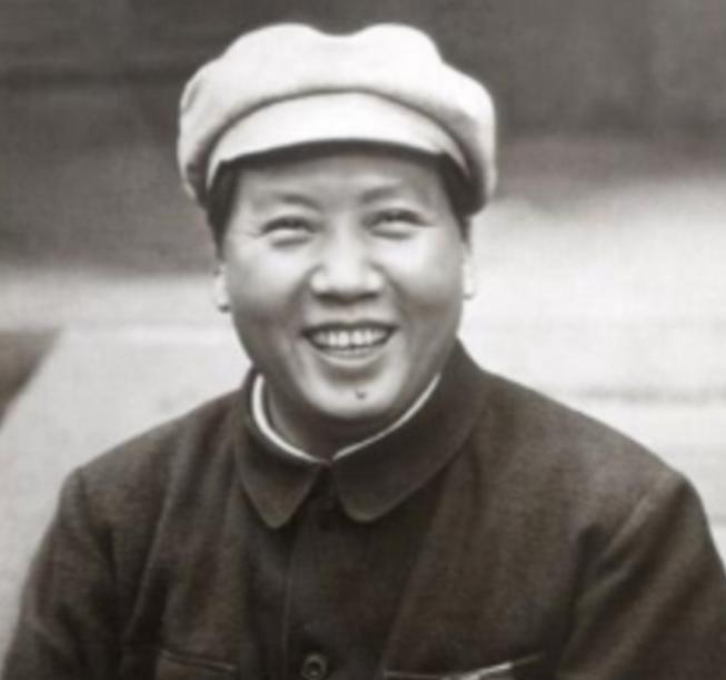 1957年，警卫员马武义从口袋里拿出一个窝头递给毛主席，主席接过后随手掰了一块放