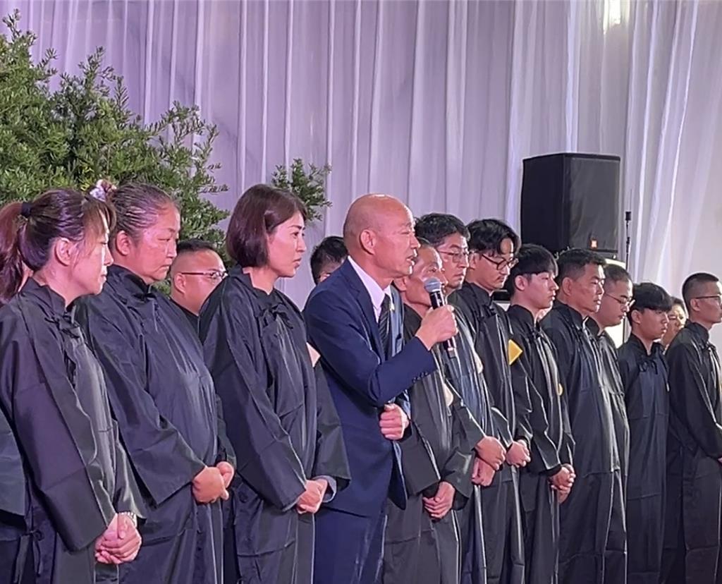 许淑华父亲许天送告别式逾5000人送行　韩国瑜致词赞父爱化大爱惹泪崩
南投县长许